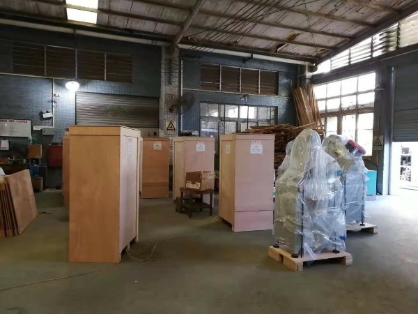 Embalaje y carga ocupados para la máquina de cremallera antes del festival CNY