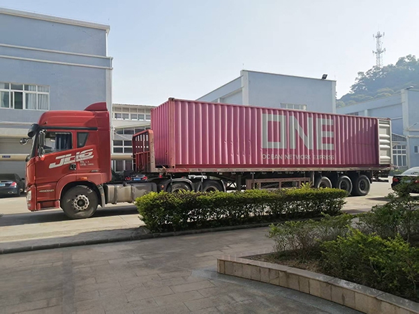 The fully automatic metal zipper machines and nylon zipper machines are loaded into 40GP containers and exported to Spain