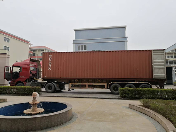تم تحميل آلات Zhenyu البلاستيكية السوستة 40HQ إلى باكستان